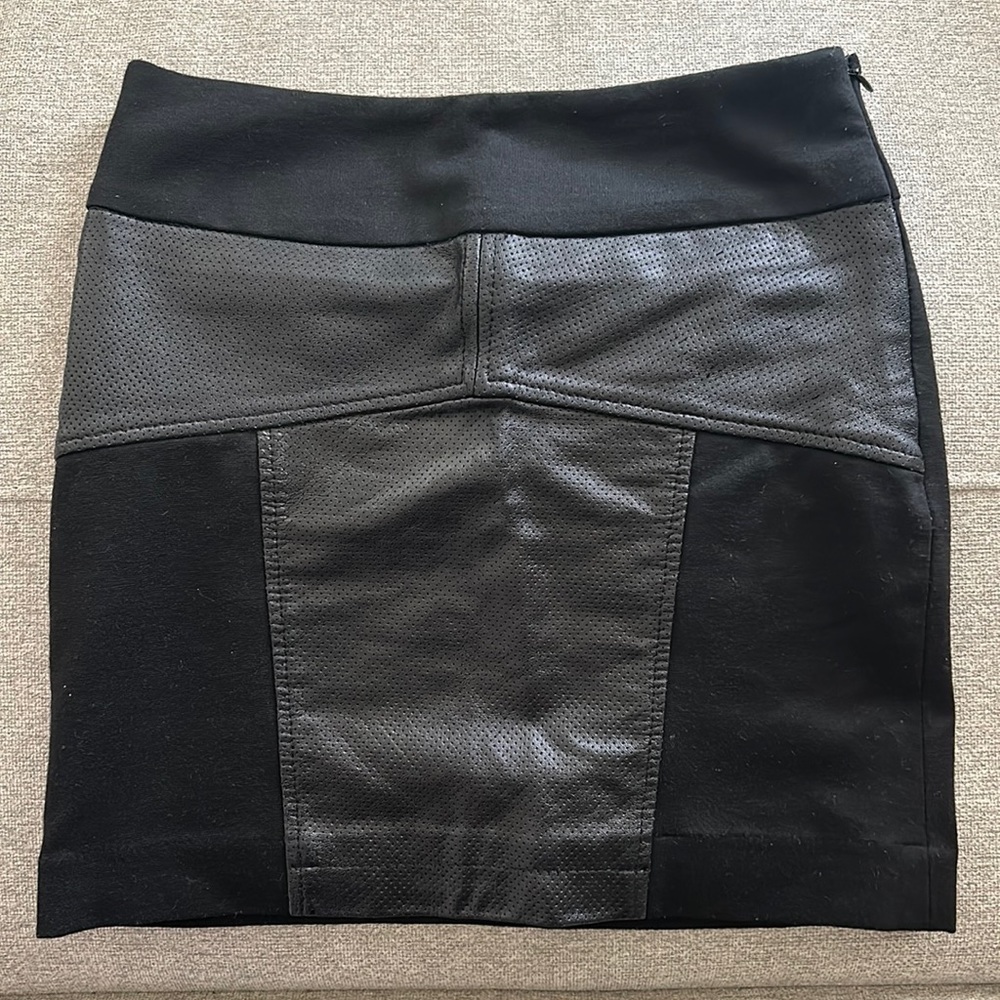 BCBGeneration black side zip up mini skirt small (S)